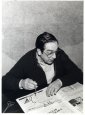 José Antonio Arana en casa leyendo el periódico